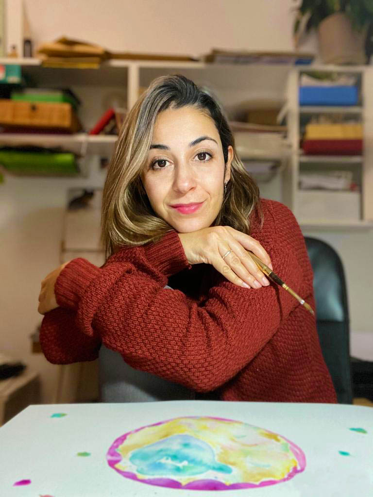 Sara Puig Alier, ilustradora con pincel en su estudio, autora de acuarelas sobre maternidad